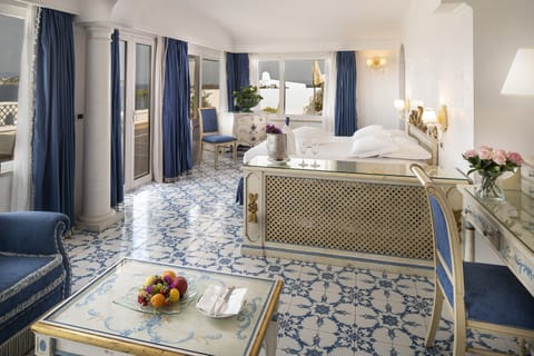 Junior Suite, Sea View | Minibar, in-room safe, individually decorated, individually furnished