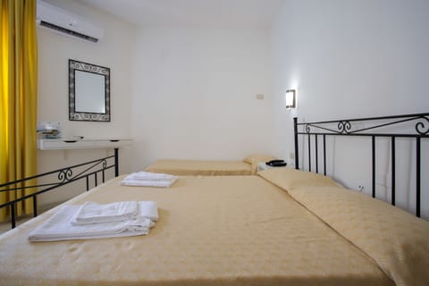 Triple Room | Minibar, in-room safe, desk, cribs/infant beds