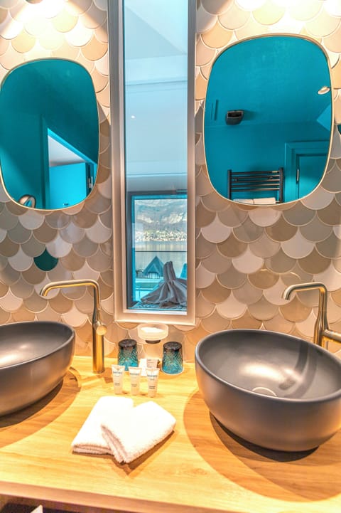 Signature Double Room, Lake View | Bathroom | Designer toiletries, hair dryer, bathrobes, slippers