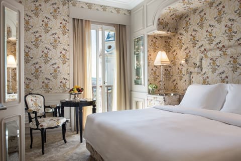 Executive Suite | Premium bedding, minibar, in-room safe, individually decorated