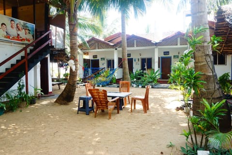 Family Room, 1 Bedroom, Lagoon View, Garden Area | Shared kitchen | Fridge