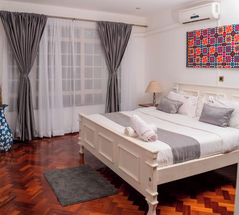 Apartment, 1 Queen Bed, Non Smoking | 1 bedroom, individually decorated, individually furnished