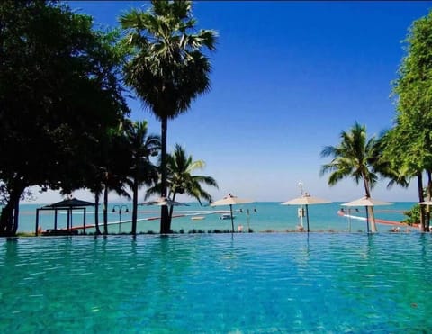 2 outdoor pools