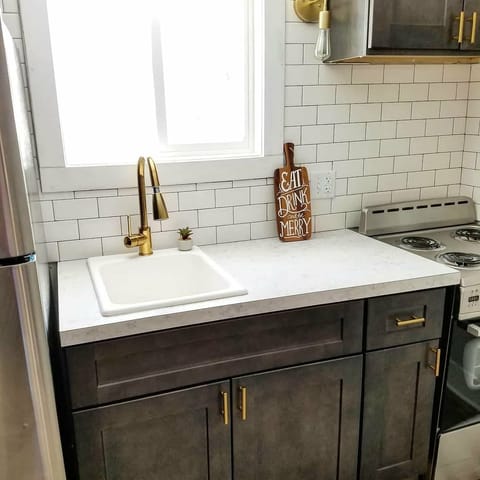 Suite, 1 Bedroom, Kitchenette | Private kitchenette | Shared fridge, microwave