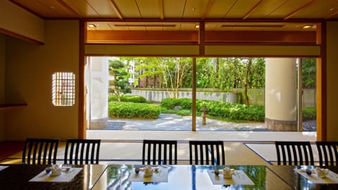 4 restaurants; breakfast, lunch, dinner, and brunch served