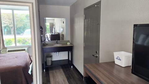 Room, 1 Queen Bed, Accessible, Non Smoking (Bathtub w/ Grab Bars) | Iron/ironing board, free cribs/infant beds, free WiFi, bed sheets