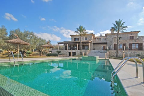 Canova, a spacious house with pool in Ariany, Mallorca, perfect for groups of up to 16 people, ideal for enjoying peace and comfort.