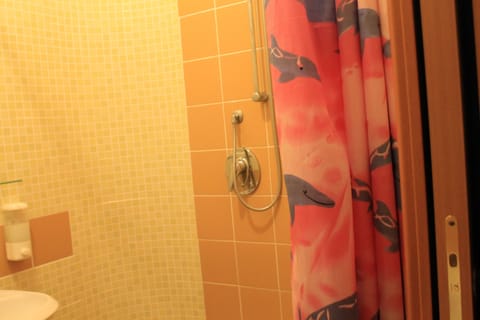 Standard Double or Twin Room, Ensuite | Bathroom | Shower, free toiletries, hair dryer, bidet