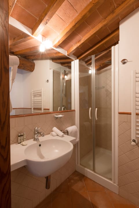 Junior Suite | Bathroom | Shower, rainfall showerhead, free toiletries, hair dryer