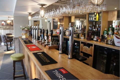 Serves breakfast, lunch, and dinner