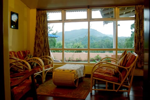 Standard Double Room, 1 Double Bed | Living area | Flat-screen TV