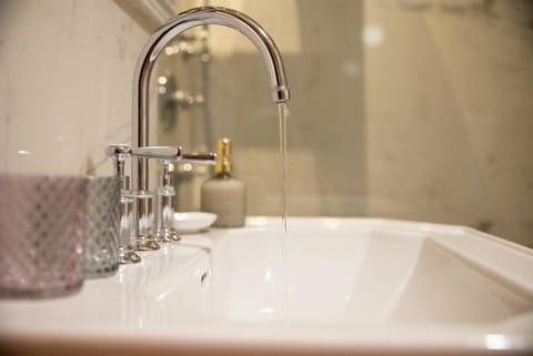 Superior Room Overlooking Peristil Square | Tech