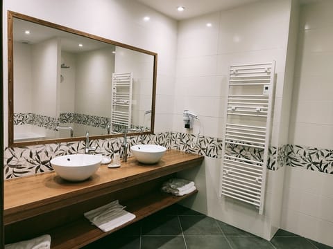 Suite, 1 Double Bed with Sofa bed, Garden View | Bathroom | Shower, free toiletries, hair dryer, towels