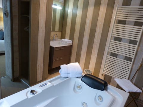 Romantic Double Room, Ensuite (balneo) | Bathroom