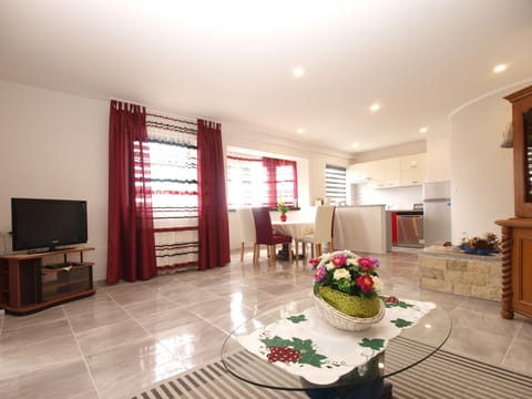 Apartment, 2 Bedrooms (1251/11917) | Living area