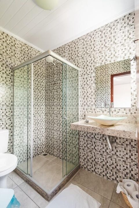 Superior Room | Bathroom | Shower, free toiletries, hair dryer, towels