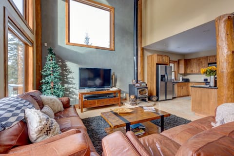 House | Living area | TV, fireplace