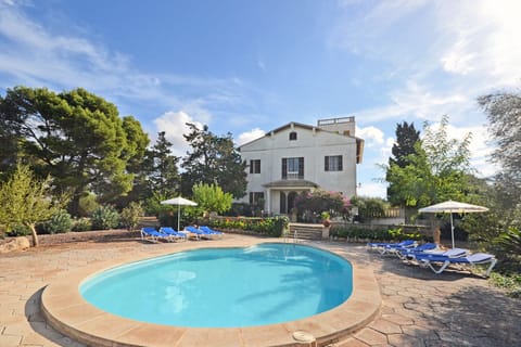 Son Granada, spacious country house with pool for 12 people in Mallorca, ideal for families and groups.