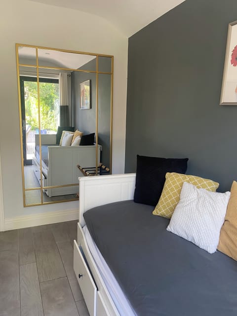 Living room/bedroom 2