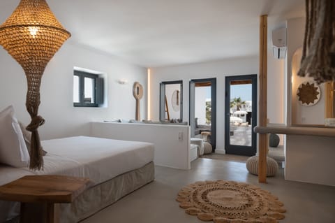 Junior Suite | Minibar, in-room safe, desk, soundproofing