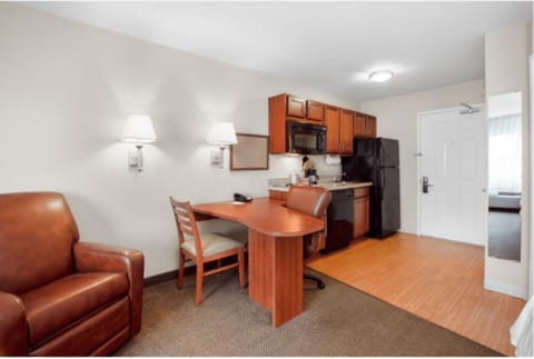 Coffee/tea maker, fridge, microwave, stovetop