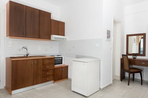 Junior Suite, Sea View | Private kitchenette | Fridge, oven, stovetop, cookware/dishes/utensils