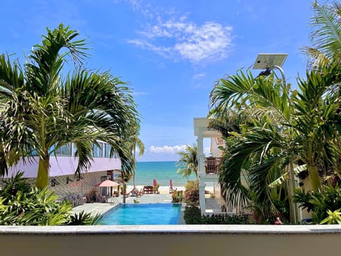  Family Room With pool View | Beach/ocean view