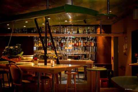 2 bars/lounges