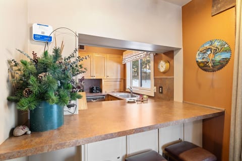 Breakfast Bar off Kitchen