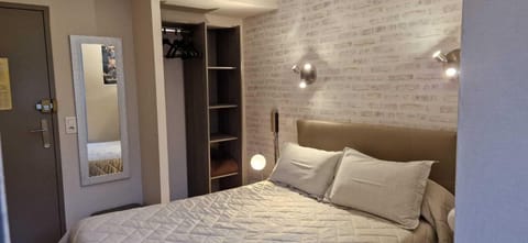 Double Room | Desk, iron/ironing board, cribs/infant beds, rollaway beds