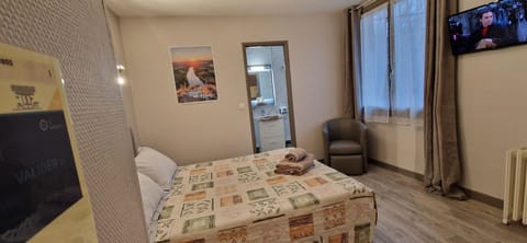 Double Room | Desk, iron/ironing board, cribs/infant beds, rollaway beds