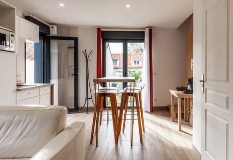 Comfort Quadruple Room (Duplex minimaliste) | Private kitchen | Fridge, microwave, oven, stovetop