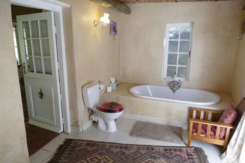 Violet | Bathroom | Bathtub, hair dryer, towels