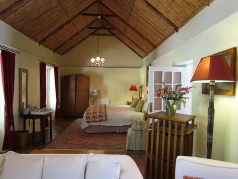 Violet | Living area | Fireplace