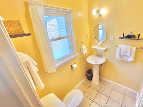 Standard Room, 1 King Bed, Refrigerator & Microwave | Bathroom | Shower, hair dryer, towels, soap
