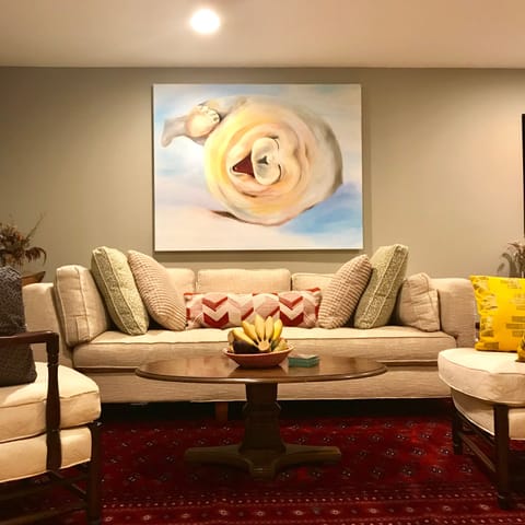 It's hard not to smile next to Ed (painting by host)