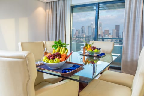Premium Executive Suite | Premium bedding, down comforters, pillowtop beds, minibar