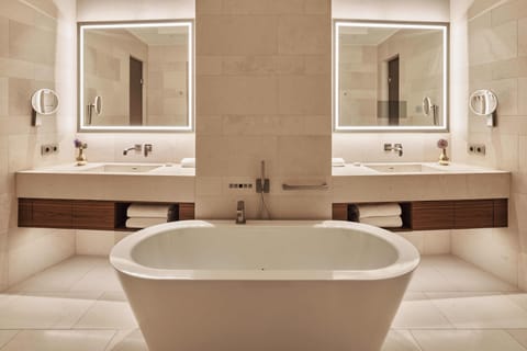 Alster Suite | Premium bedding, free minibar items, in-room safe, desk