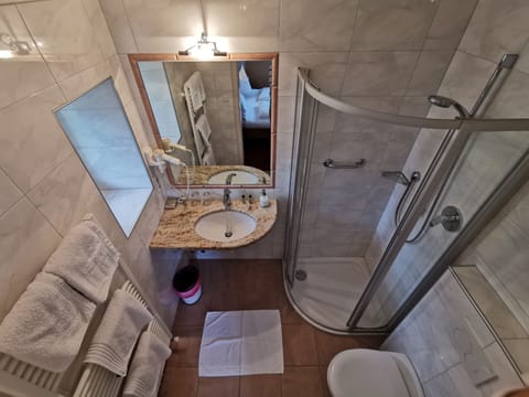 Superior Double Room, 1 Queen Bed, Balcony, Valley View | Bathroom | Shower, free toiletries, hair dryer, towels