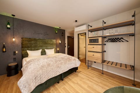 Standard Double Room | Minibar, in-room safe, bed sheets