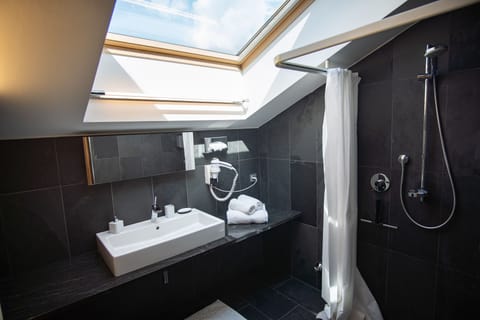 Panoramic Penthouse | Bathroom | Shower, hydromassage showerhead, free toiletries, hair dryer