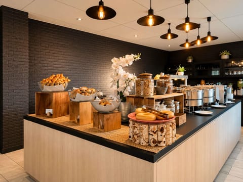 Daily buffet breakfast for a fee