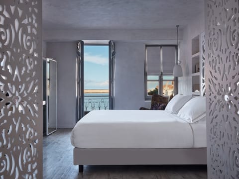 White Suite with Sea View Balcony | Minibar, in-room safe, soundproofing, iron/ironing board