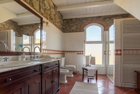 Superior Double Room, Ensuite, Garden View | Bathroom | Shower, free toiletries, hair dryer, bidet