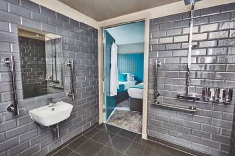 Soundproofing, free WiFi, bed sheets