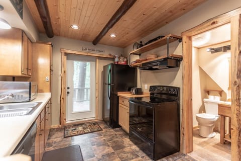 Eagles Nest Retreat! Private Decks In Town (111)