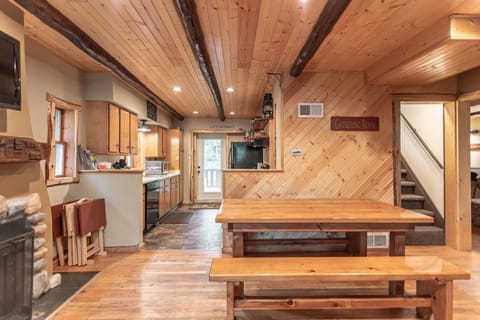 Eagles Nest Retreat! Private Decks In Town (112)