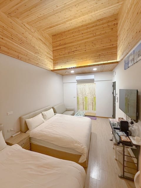 Standard Quadruple Room | Desk, soundproofing, free WiFi, bed sheets