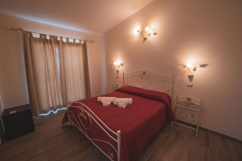 Minibar, in-room safe, desk, bed sheets