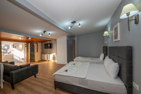 L) Superior, Sehir Manzarali Suite Oda | In-room safe, individually decorated, individually furnished, desk